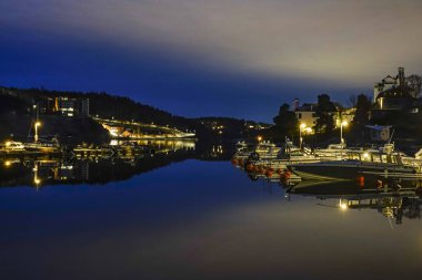 Stockholm, İsveç Lidingo adasının varoşlarından sakin bir Baltık Denizi manzarası.