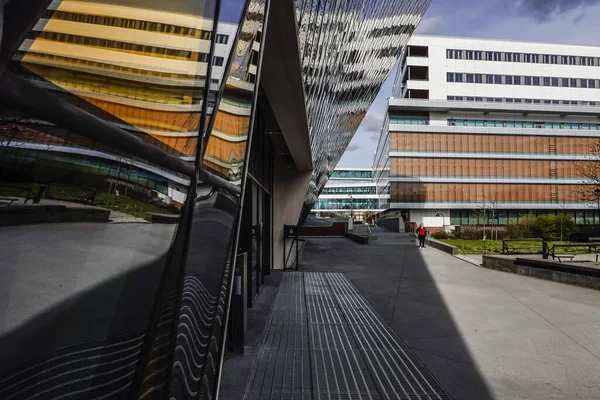 Sztokholm Szwecja Kobieta Spacerująca Terenie Nowego Szpitala Karolinska — Zdjęcie stockowe
