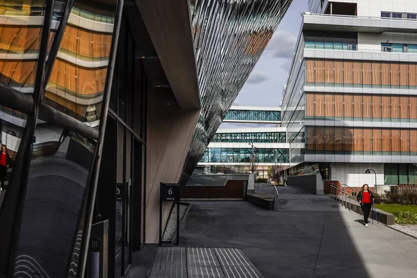 Estocolmo Suécia Uma Mulher Caminhando Terreno Novo Hospital Karolinska — Fotografia de Stock