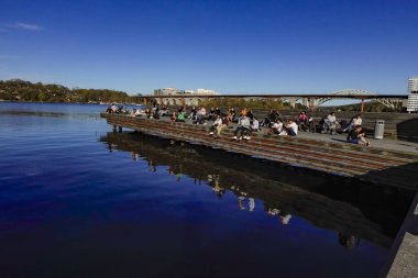 Stockholm, İsveç Coronavirüs salgını sırasında Liljeholmskajen Mahallesi 'ndeki açık havada eğlenen insanlar..