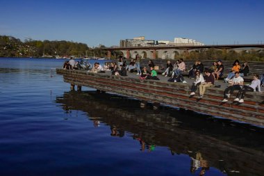 Stockholm, İsveç Coronavirüs salgını sırasında Liljeholmskajen Mahallesi 'ndeki açık havada eğlenen insanlar..