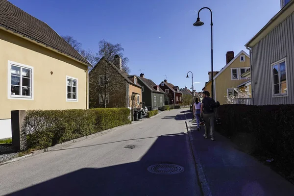 瑞典斯德哥尔摩Gamla Enskede郊区的Kantarellevagen街 — 图库照片