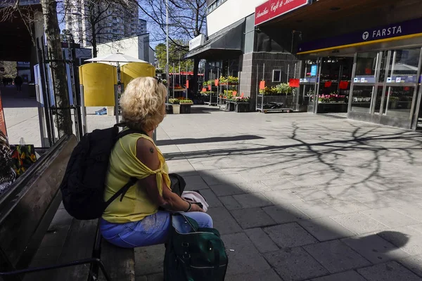 スウェーデンのストックホルム女性は ショッピングモールであるFarsta Centrumのベンチに座っています — ストック写真