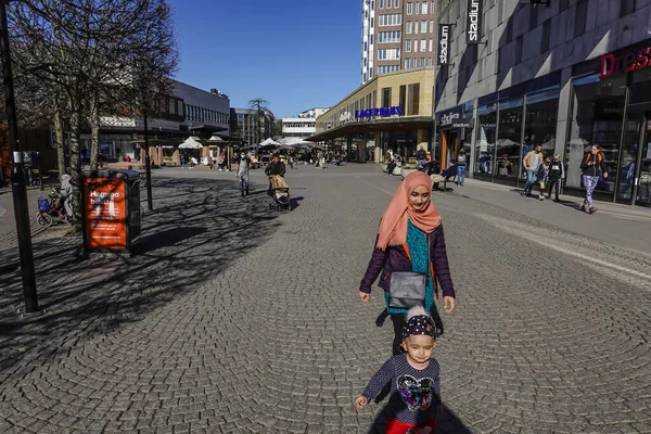 Sztokholm Szwecja Muzułmanka Jej Dziecko Centrum Handlowym Farsta Centrum — Zdjęcie stockowe