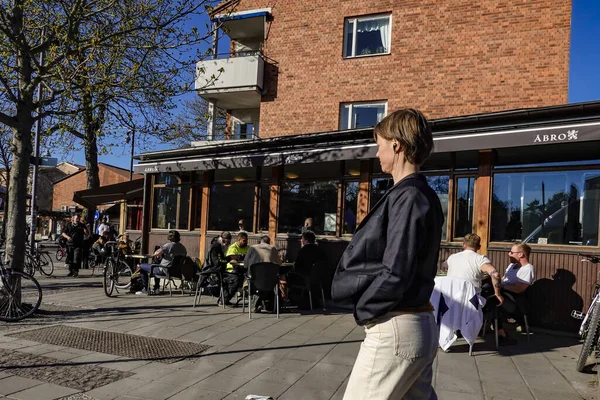 Sztokholm Szwecja Ludzie Pijący Razem Świeżym Powietrzu Przedmieściach Arsta Pomimo — Zdjęcie stockowe
