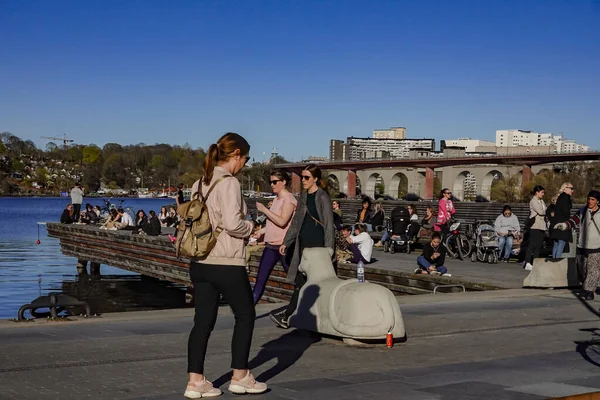 Stockholm Suède Les Gens Profitent Plein Air Dans Quartier Liljeholmskajen — Photo