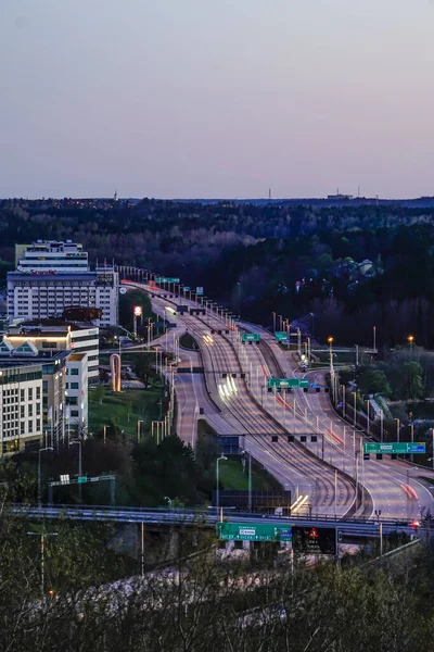 スウェーデンのストックホルムE4高速道路は夜明けに北へ — ストック写真