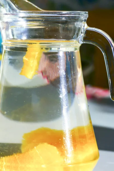 Водяний Глечик Наповнений Апельсиновими Скибочками — стокове фото