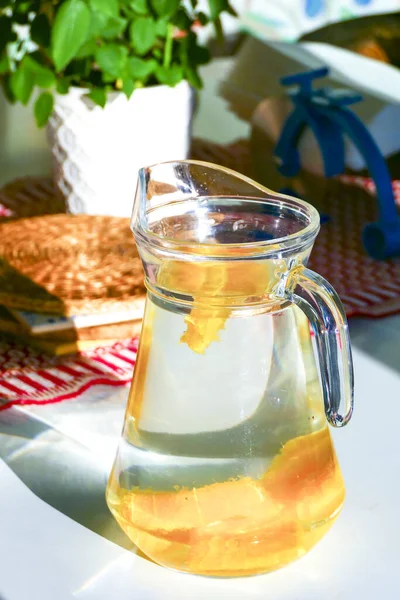 Een Kruik Water Gevuld Met Sinaasappelschijfjes — Stockfoto