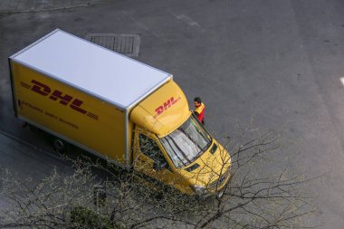 Stockholm, İsveç. Bir konut otoparkında DHL nakliye kamyonu..