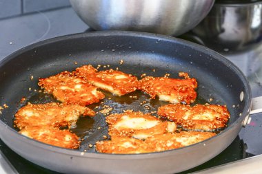 Kızarmış halloumi peyniri kızartma tavasında.
