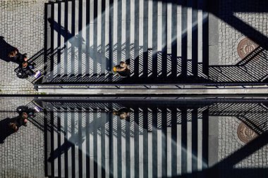 Stockholm, İsveçli yayalar Kvarnholmen 'de bir merdivende cam duvara yansıyor..