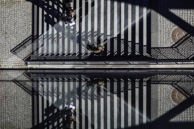 Stockholm, İsveçli yayalar Kvarnholmen 'de bir merdivende cam duvara yansıyor..