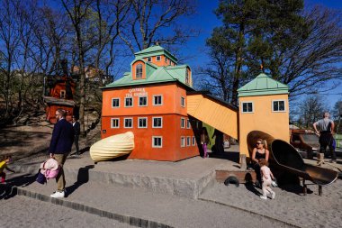 Stockholm, İsveç Çocukları Corona krizi sırasında Kvarnholmen 'de oyun parkında oynuyorlar. Lilla Kvarnholmen Lekplats veya oyun alanı Kvarnholmen 'in tarihsel bir minyatürüdür..