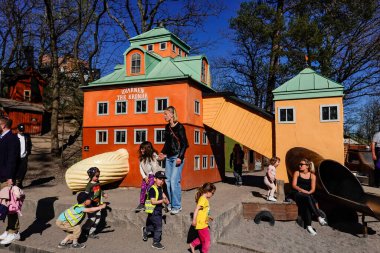 Stockholm, İsveç Çocukları Corona krizi sırasında Kvarnholmen 'de oyun parkında oynuyorlar. Lilla Kvarnholmen Lekplats veya oyun alanı Kvarnholmen 'in tarihsel bir minyatürüdür..