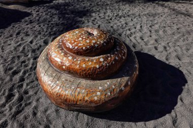 Stockholm, İsveç çocuklar Corona krizi sırasında Kvarnholmen 'de bir oyun parkında oynuyorlar, ve bir cinammon çöreği ya da kanel bulle modeli.