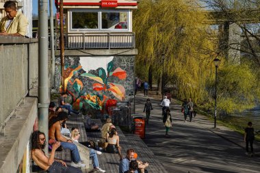 Stockholm, İsveç 'te insanlar COVID-19 salgını sırasında Hornstull mahallesinde otururken ılık bahar havasının keyfini çıkarıyorlar..
