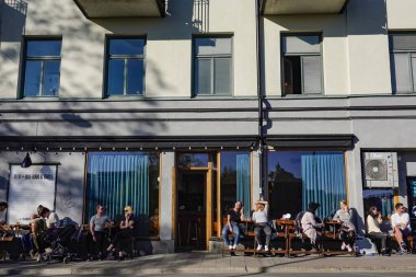 Stockholm, İsveç 'te insanlar COVID-19 salgını sırasında Hornstull mahallesinde otururken ılık bahar havasının keyfini çıkarıyorlar..