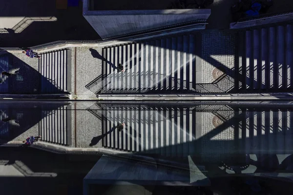 Estocolmo Suecia Los Peatones Una Escalera Kvarnholmen Reflejan Una Pared — Foto de Stock