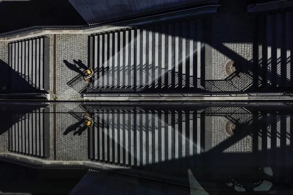 Stockholm Švédsko Chodci Schodech Kvarnholmen Odrážejí Skleněné Stěně — Stock fotografie