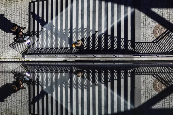 Стокгольм Швеция Пешеходы Лестнице Кварнхолмене Отражаются Стеклянной Стене — стоковое фото