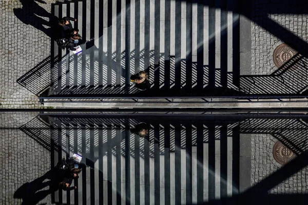 Estocolmo Suecia Los Peatones Una Escalera Kvarnholmen Reflejan Una Pared —  Fotos de Stock