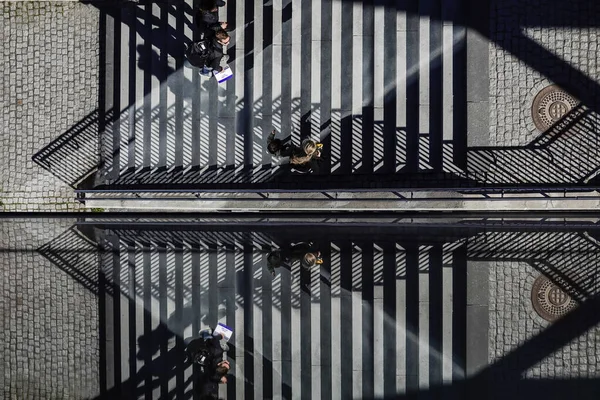 Stockholm Schweden Fußgänger Auf Einer Treppe Kvarnholmen Spiegeln Sich Einer — Stockfoto
