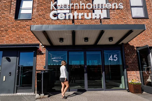 Estocolmo Suecia Una Mujer Entra Nuevo Kvarnholmen Centrum Centro Comercial — Foto de Stock