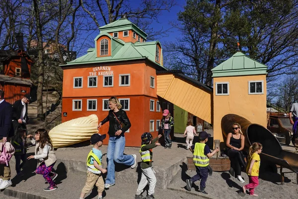 Stockholm, İsveç Çocukları Corona krizi sırasında Kvarnholmen 'de oyun parkında oynuyorlar. Lilla Kvarnholmen Lekplats veya oyun alanı Kvarnholmen 'in tarihsel bir minyatürüdür..