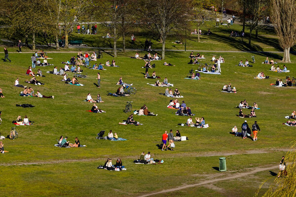 Стокгольм, Швеция Люди наслаждаются теплой весенней погодой во время пандемии COVID-19.