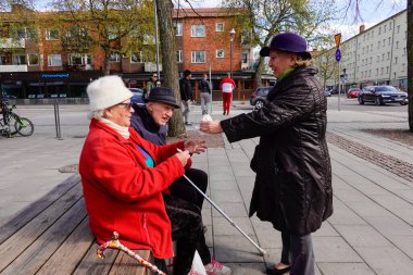 Stockholm, İsveç Üç son sınıf öğrencisi Pazar günü öğleden sonra Arsta banliyösünde dondurma yiyorlar..