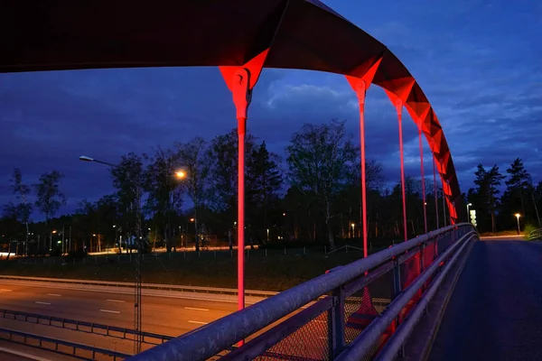 Stoccolma Svezia Ponte Pedonale Rosso Sull Autostrada Rotsunda — Foto Stock
