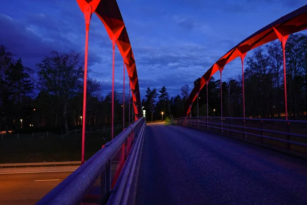 Stockholm Švédsko Červený Most Pro Pěší Přes Dálnici Rotsundě — Stock fotografie