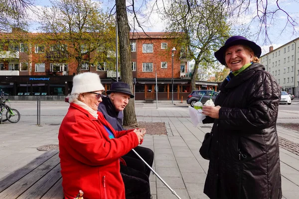 Stoccolma Svezia Tre Anziani Che Fanno Enyoing Del Gelato Una — Foto Stock