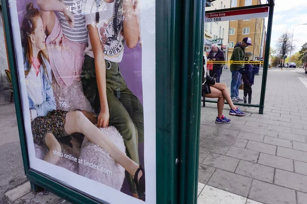 Estocolmo Suecia Las Piernas Una Mujer Una Parada Autobús Reflejan — Foto de Stock