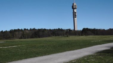 Stockholm, İsveç 27 Nisan 2020 Gardet 'deki yayalar, orta Stockholm' deki büyük bir park ve Corona krizi sırasında Kaknas Kulesi.