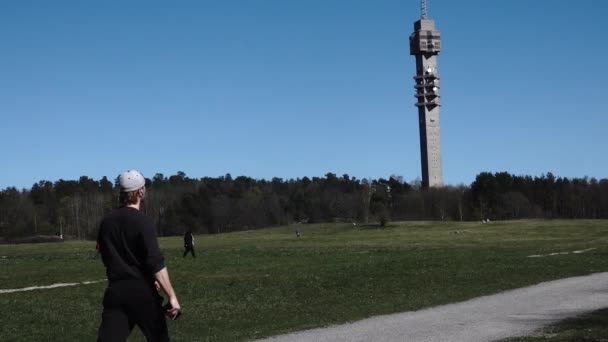 Stockholm Zweden April 2020 Voetgangers Gardet Een Groot Park Het — Stockvideo