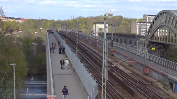 Στοκχόλμη Σουηδία Απριλίου 2020 Άνθρωποι Διασχίζουν Γέφυρα Arsta Κυριακή Απόγευμα — Αρχείο Βίντεο
