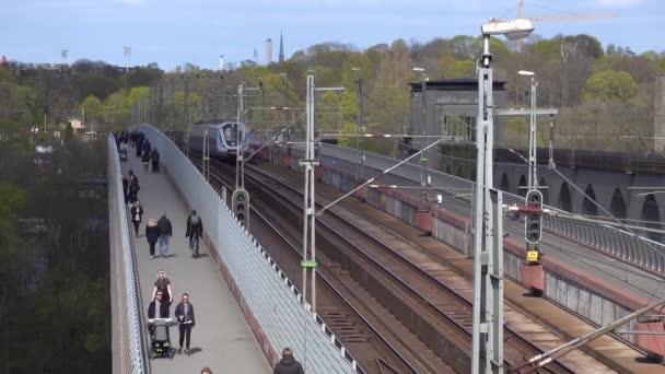 Стокгольм Швеция Апреля 2020 Люди Прогуливаются Мосту Арста Воскресенье Днем — стоковое видео