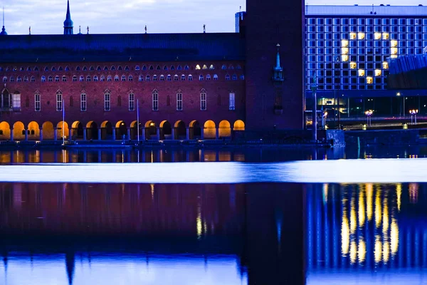 ストックホルム スウェーデン市役所とコロナ危機中のストックホルムウォーターフロントの建物の中心部 — ストック写真