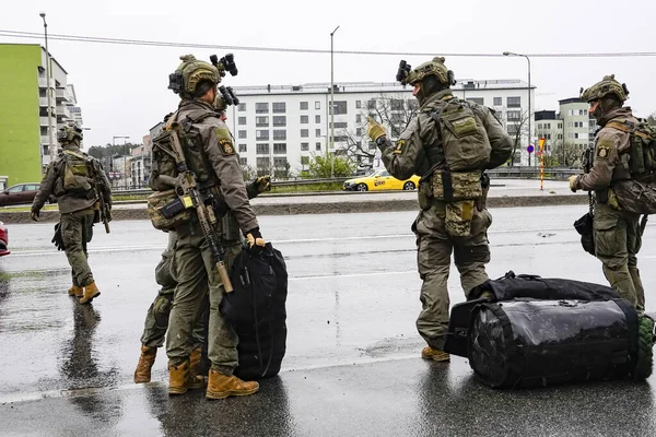 Stockholm, İsveç Polisi özel kuvvetleri veya SWAT ekibi helikopterle Liljeholmen banliyösünde tatbikat yapıyor.,