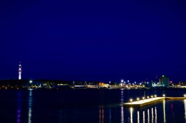 Stockholm, İsveç Kaknas Kulesi gece Lidingo 'dan görüldü..