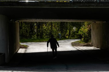 Stockholm, İsveç Solna banliyösündeki bir alt geçitte yaşlı bir adam yürüyor.