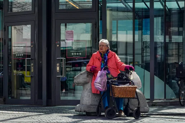 Estocolmo Suécia Uma Mulher Idosa Seu Andarilho Sacos Compras Senta — Fotografia de Stock