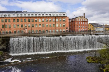 Norrkoping, İsveç Kasabanın eski ikonik değirmeni ve sanayi bölgesi ve Motala Strom 'undaki şelale.