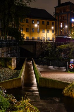 Norrkoping, İsveç Geceleri Stromparken ve Motala Strom 'dan su.