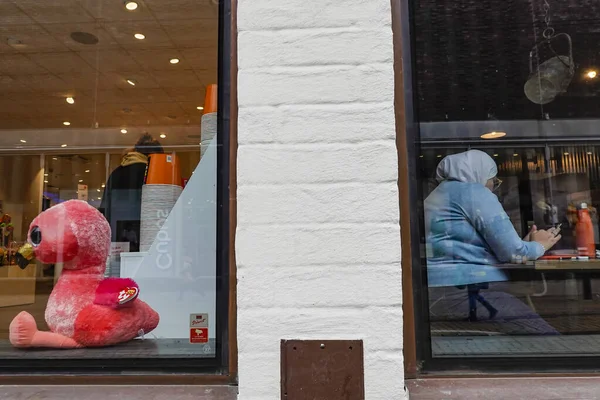 Norrkoping Szwecja Muzułmanka Siedzi Oknie Kawiarni Drottninggatan — Zdjęcie stockowe