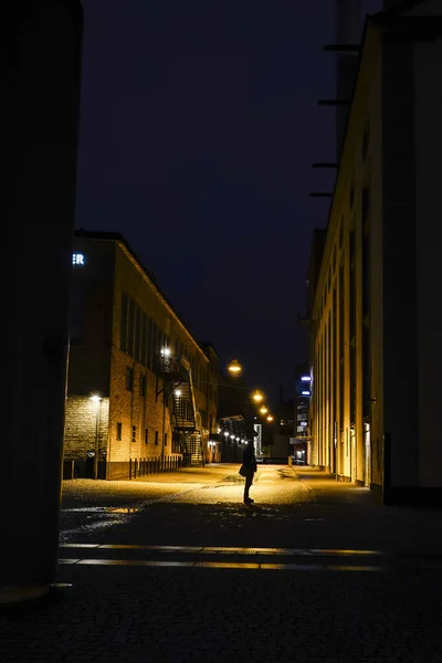 Норрчепинг Швеция Мужчина Стоит Ночам Старой Отреставрированной Промышленной Части Города — стоковое фото