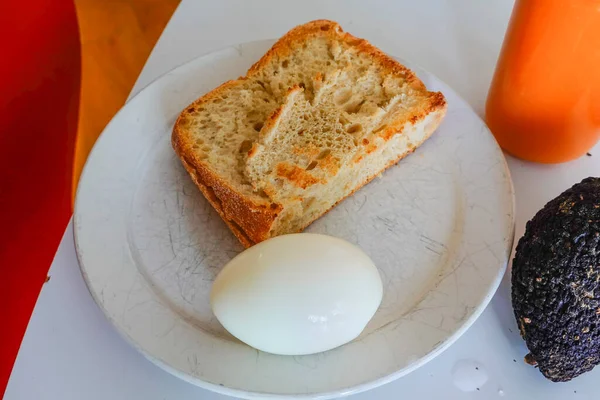 Toast Hartgekochtes Und Avocado Auf Einem Teller Mit Karottensaft — Stockfoto