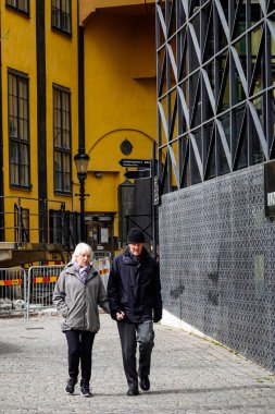Norrkoping, İsveçli yaşlı çift şehrin eski ikonik değirmen ve sanayi bölgesinde yürüyorlar..